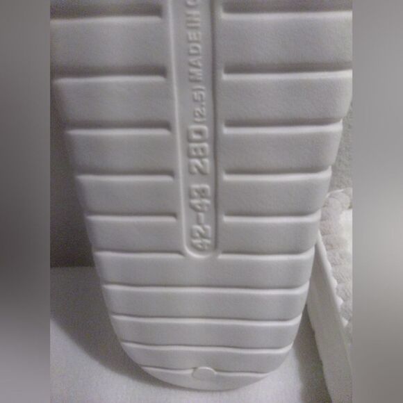 New Women’s Gray Plush Quilted Slippers Size 11-12 - Picture 4 of 4